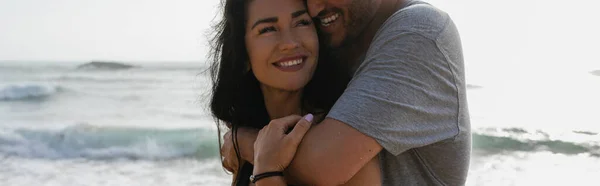 Homem Alegre Abraçando Namorada Sorridente Perto Oceano Portugal Banner — Fotografia de Stock