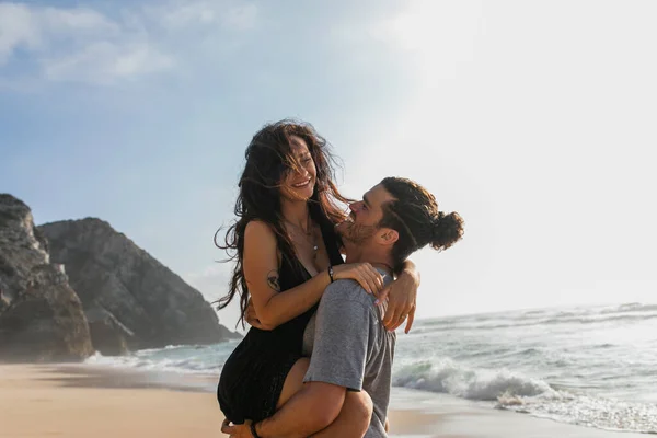 Homem Barbudo Alegre Levantando Tatuado Mulher Feliz Vestido Praia Perto — Fotografia de Stock