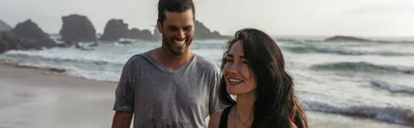 Femme Heureuse Souriant Près Petit Ami Gai Sur Plage Portugais — Photo