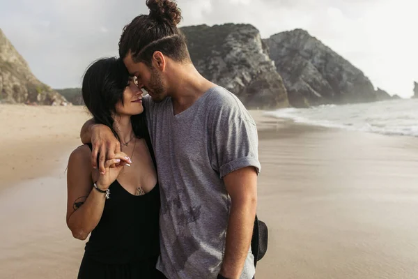 Vreugdevolle Man Met Baard Getatoeëerde Vrouw Jurk Hand Hand Buurt — Stockfoto