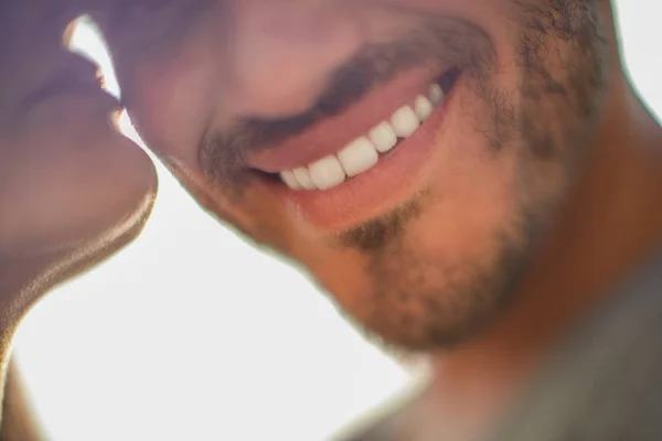 Close Cortado Satisfeito Barbudo Homem Perto Namorada — Fotografia de Stock