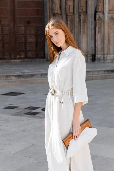 Jeune rousse femme en robe tenant sac à main sur la rue de valencia — Photo de stock