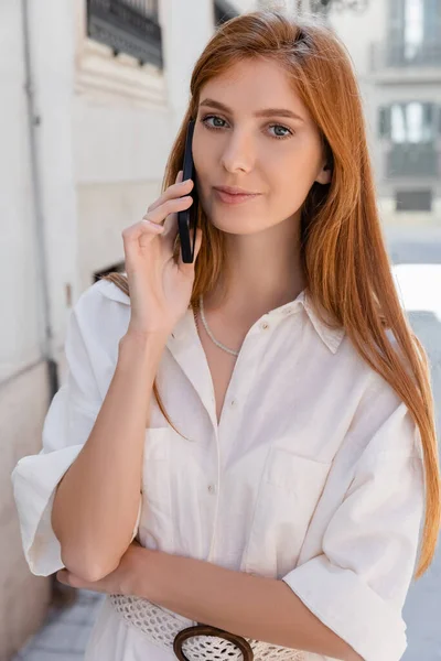 Portrait of redhead woman talking on mobile phone in valencia — Stock Photo