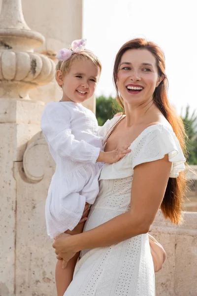 Porträt einer lächelnden Mutter mit ihrer kleinen Tochter in Valencia — Stockfoto