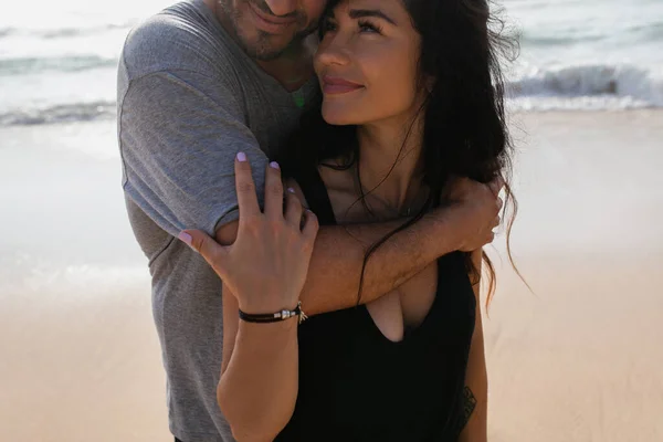 Fröhlicher Mann umarmt lächelnde Freundin im Urlaub am Meer — Stockfoto