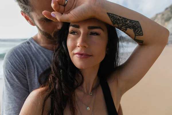 Ritratto di uomo barbuto baciare la testa della fidanzata tatuata — Foto stock