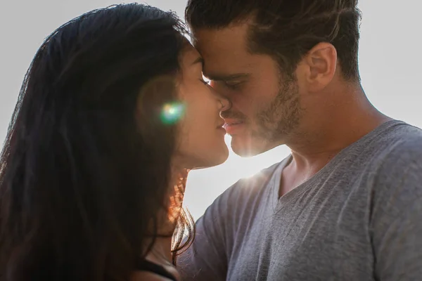 Портрет бородатого мужчины и женщины с закрытыми глазами целующихся снаружи — стоковое фото