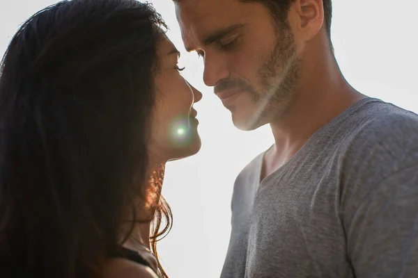 Retrato de hombre barbudo y mujer morena con los ojos cerrados de pie uno cerca del otro - foto de stock