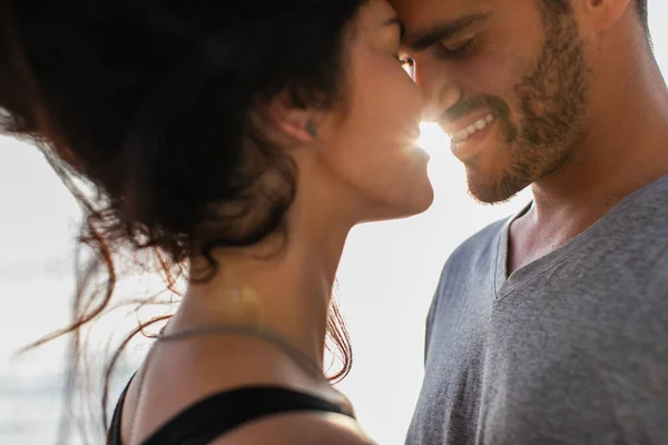 Portrait d'homme barbu et femme brune aux yeux fermés souriant à l'extérieur — Photo de stock