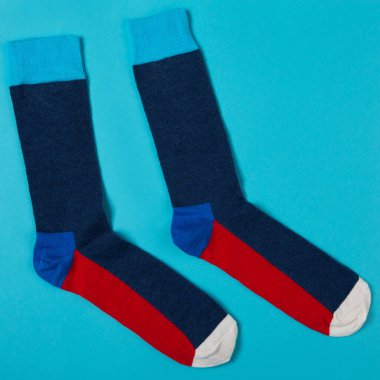 Kırmızı tabanlı bir çift mavi çorap, Cyan arka planda, yaşam tarzı konsepti