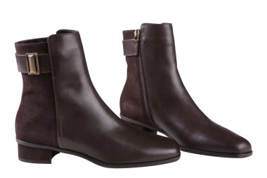 Deri ve süetten yapılmış şık kahverengi çizmeler, tokalı, beyaz arka planda, izole edilmiş.