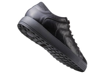 Erkeklerin deri ayakkabıları sanki yürüyormuş gibi havada süzülüyor, beyaz bir arka plan, kavram, izole edilmiş.