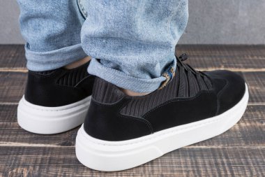 Erkek ayağında siyah sonbahar nuva deri ayakkabıları, konsept, çapraz düzenleme