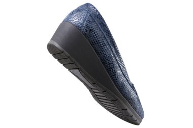 Yüksek tabanlı sürüngen derisinden yapılmış mavi bir kadın ayakkabısı, sanki yürüyormuş gibi havada asılı duruyor.