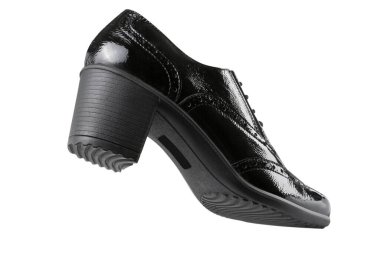 Bir siyah kadın deri ayakkabı, topuklu, havada asılı, sanki yürüyormuş gibi, beyaz bir arka planda,