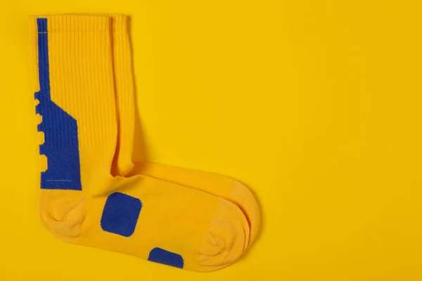 Par Calcetines Amarillos Con Patrón Sobre Fondo Amarillo Concepto Espacio — Foto de Stock
