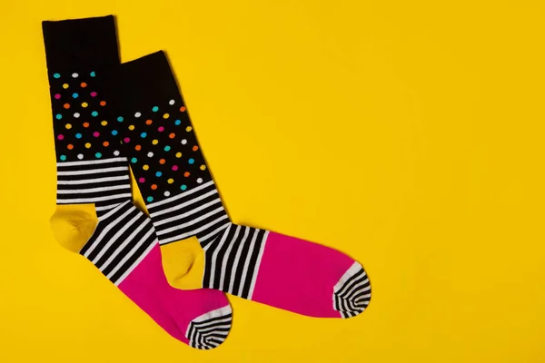 Пара Шкарпеток Смугами Кольоровим Візерунком Гороху Жовтому Тлі Концепція Моди — стокове фото