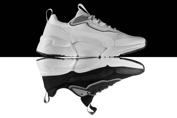 Beyaz Siyah Spor Ayakkabılar Birbirlerine Göre Aynalıdır Bir Yansıma Gibi — Stok fotoğraf