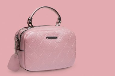 Pembe deri kadın çantası, saplı, pembe arka planda, konsept, kopyalama alanı