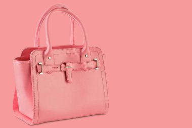 Pembe arkaplanda pembe kadın çantası, konsept, kopyalama alanı