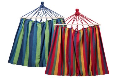 İki çizgili hamak yan yana asılı, ön sıra, beyaz arka plan, izole