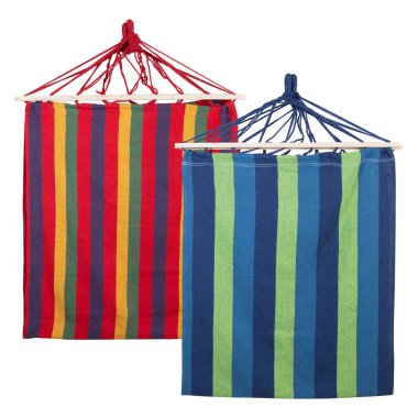 İki hamak yan yana asılı, yarısı istiflenmiş, beyaz arka planda, izole edilmiş.