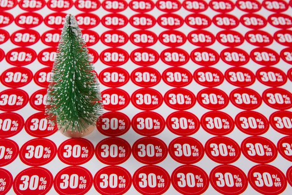 Begrepp Jul Rabatter Julgran Står Ett Ark Röda Rabatt Klistermärken — Stockfoto