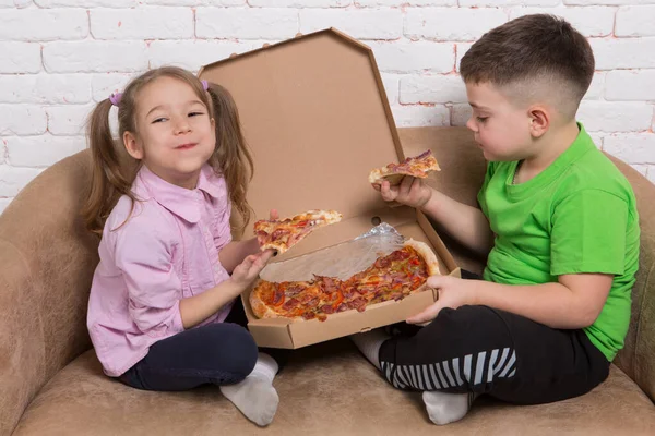 幸せな子供たち男の子と女の子ピザを食べながらイタリア語で満面の笑みを浮かべてコンセプト — ストック写真