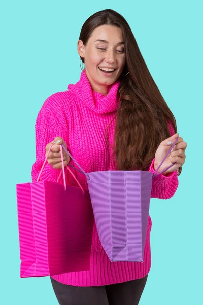 Концепция Покупок Веселая Девушка Розовом Свитере Двумя Цветными Сумками Рассматривает — стоковое фото