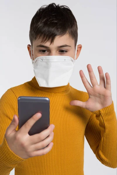 Menino Dentro Com Respirador Seu Rosto Segura Smartphone Sua Mão — Fotografia de Stock