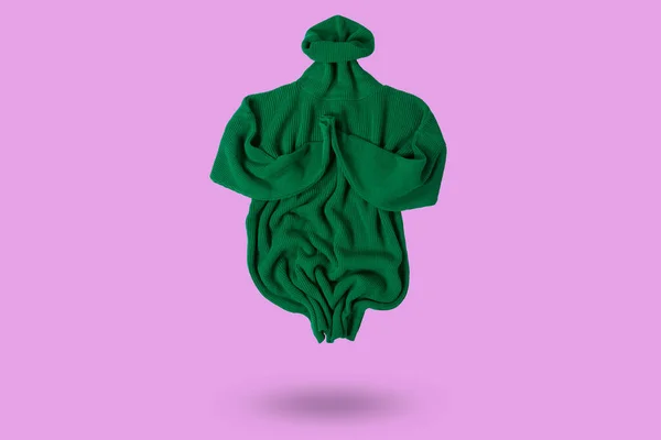 Suéter Largo Verde Levita Doblado Como Meditando Concepto Sobre Fondo — Foto de Stock
