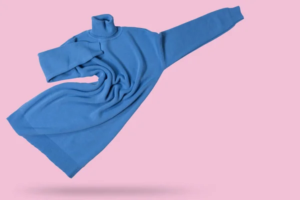 青いニットのドレスは スーパーヒーローのように飛ぶ 腕を上げ ピンクの背景に浮揚し 積極的な販売と割引の概念 コピースペース — ストック写真