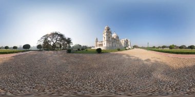 Küresel 360 derece eşitsiz panoramik manzara, Victoria Anıtı manzarası, bir taraf - Kraliçe Victoria 'nın anısına 1921' de Hindistan 'ın Kalküta kentinde inşa edildi..