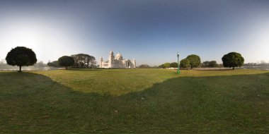 Eşit uzaklıkta bir projeksiyonda küresel manzara 360 derece. Kolkata 'da Kraliçe Victoria Anıtı panoraması, bitişiğinde park var..