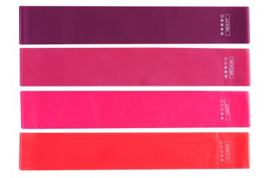 Bir grup halka direnç bandı, farklı efor, dört fitness bandı, beyaz arka planda, izole