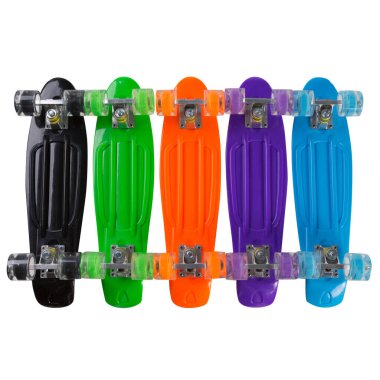 Beş renkli kaykay, plastik desteli, arka arkaya uzanmış, ters dönmüş, beyaz bir arka planda, izole edilmiş.