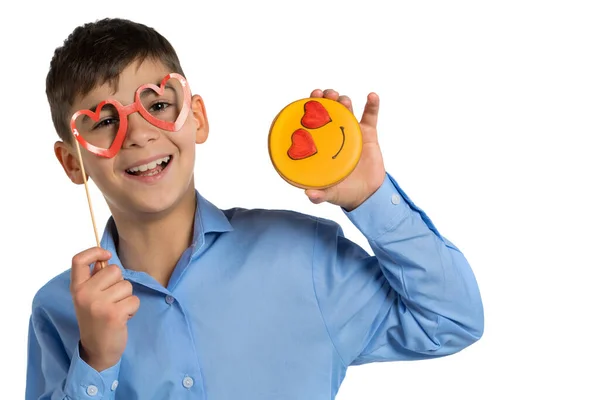 Wesoły Nastolatek Okularach Kształcie Serca Trzymając Piernikowy Uśmiech Oczami Jak — Zdjęcie stockowe