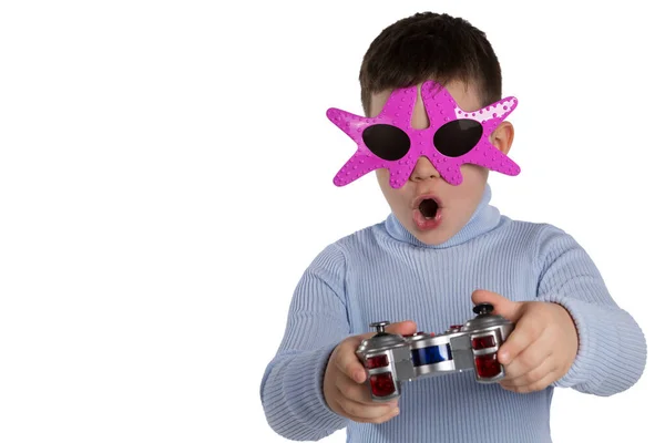 Chłopiec Śmiesznych Okularach Pilotem Rękach Gra Emocjonalnie Białym Tle Izolować — Zdjęcie stockowe