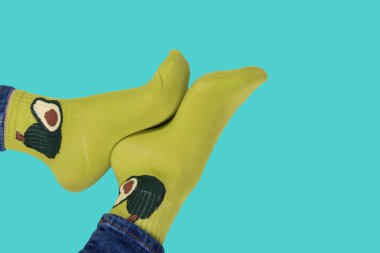 Avokado desenli yeşil çoraplar, konsept, turkuaz arka plan, kopyalama alanı