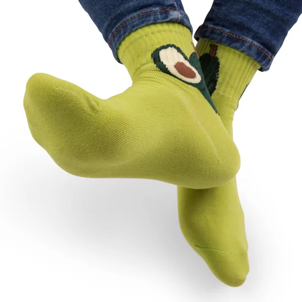 Frauenbeine Grünen Socken Mit Avocadomuster Auf Weißem Hintergrund Isoliert — Stockfoto