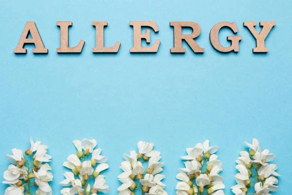 Prasasti Alergi Dilapisi Dengan Huruf Pada Latar Belakang Biru Bawah — Stok Foto