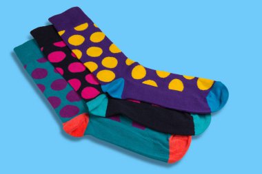 Üç renkli çorap mavi arka planda serili bezelye, konsept, düz yatıyordu