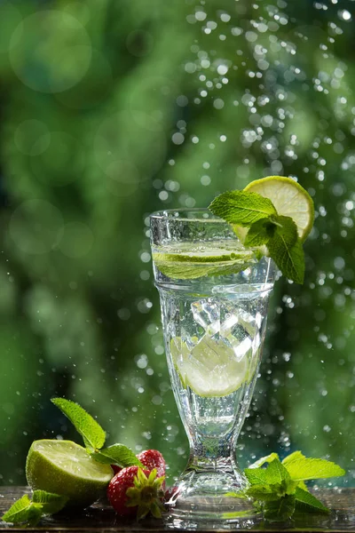 Summer Refreshing Drink Tall Glass Lime Mint Ice Splashes Water — Stock Photo, Image