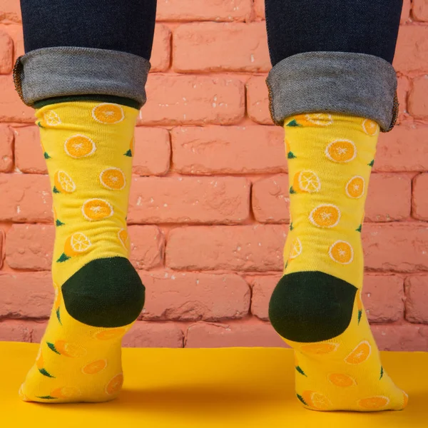 Ноги Жовтих Шкарпетках Лимонними Візерунками Ззаду Стояли Топі Концепція Фоні — стокове фото