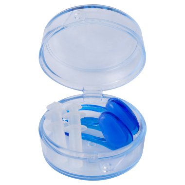 Yüzme takımı, kulak tıkaçları ve burun tokası, plastik bir kapta, beyaz bir arka planda, izole et