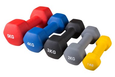 Fitness ya da vücut geliştirme için beş renkli halterler, farklı ağırlıklarda, beyaz arka planda, sıra halinde durun, izole edin