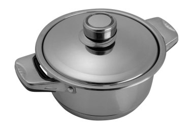 Bir paslanmaz çelik tava, yeni ve parlak, beyaz arka planda, modern tabaklarda, izole edilmiş.