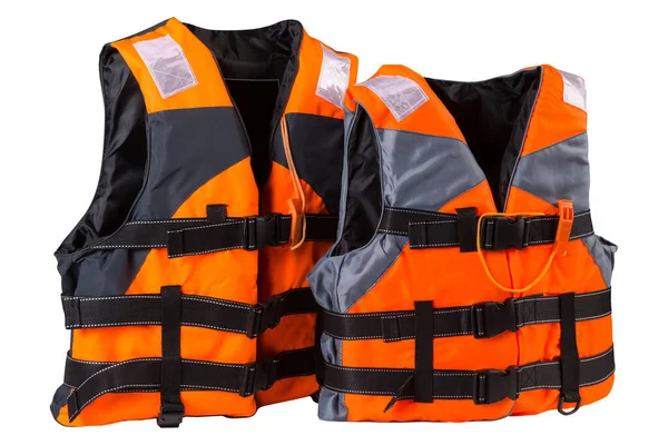 2つのオレンジのライフジャケット列に立って子供と大人のライフジャケットコンセプト白い背景に隔離された — ストック写真