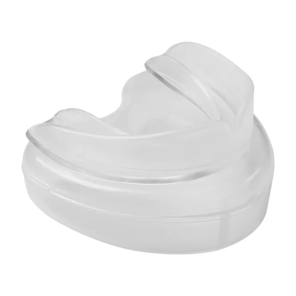 透明的拳击卡巴放在塑料容器上 在白色背景上保护牙齿 — 图库照片