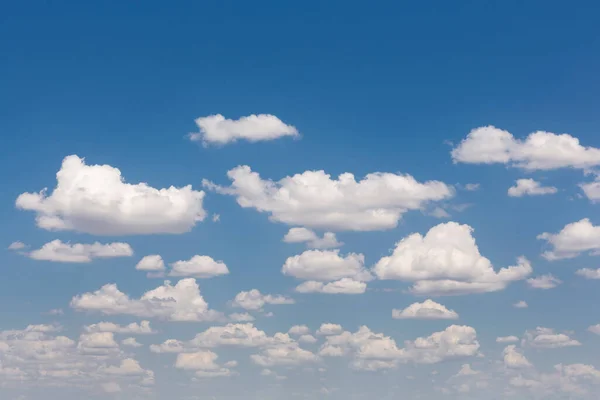 Banyak Putih Cumulus Awan Langit Biru Indah Lanskap — Stok Foto